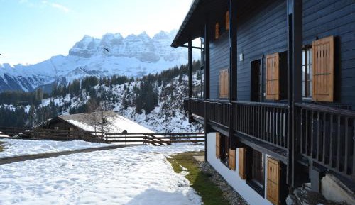 Apartment with Mountain View