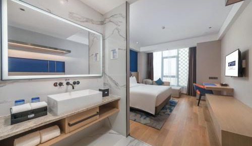 Standard King Room with City View