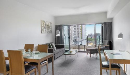 One-Bedroom Apartment with City View - Weekly Housekeeping
