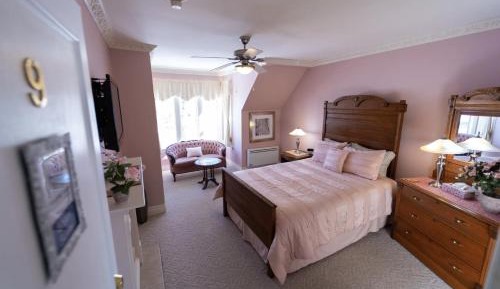 Deluxe Queen Room