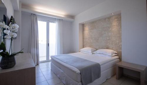Apartment with Side Sea View