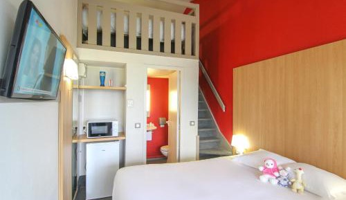 Quadruple Room with One Double Bed and Two Single Beds