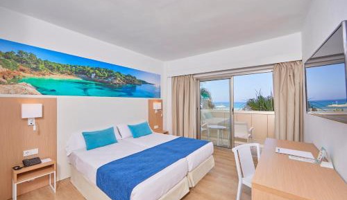 Twin Room with Balcony and Sea View