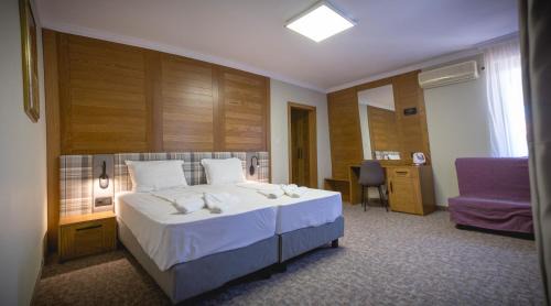 Double Room (2 Adults + 1 Child)