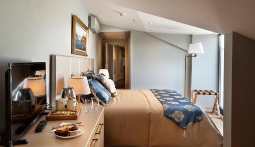 Deluxe Double Room (2 Adults + 1 Child)
