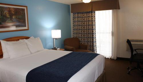 Queen Room with River View - Non-Smoking