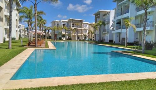 Apartment with Pool View 