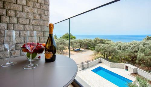 Two-Bedroom Apartment with Balcony and Sea View