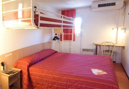 Triple Room (1 Double Bed + 1 Single Bed)