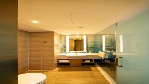 Standard King Room with River View