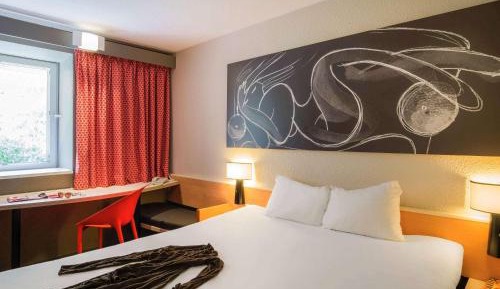 Standard Room with One Double Bed and One Single Bed