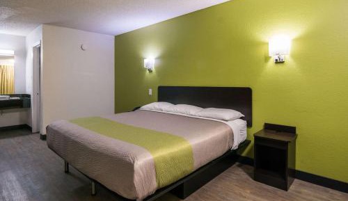 Deluxe King Room - Non-Smoking