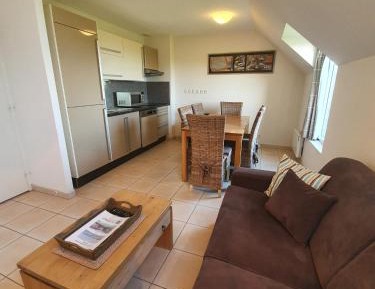 One-Bedroom Apartment with Cabin (6 Adults)