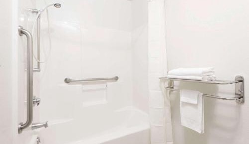 King Room with Bath Tub - Mobility Accessible/Non-Smoking
