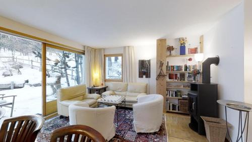 Apartment with Mountain View