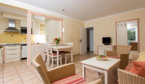 Two-Bedroom Apartment (4 Adults) with Balcony
