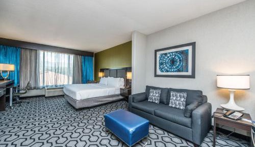 King Suite with Communication Mobility Accessible Tub