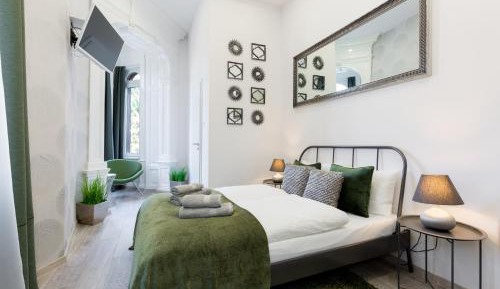 Queen Room with Park View