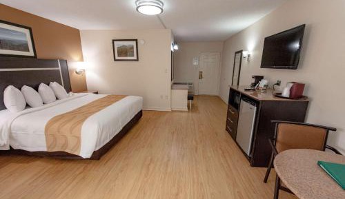 King Suite with Spa Bath and Wrap-Around Balcony