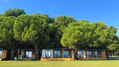 Deluxe Two-Bedroom Mobile Home with Terrace and Lake View