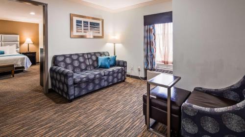 King Suite with Roll-in Shower - Mobility Access