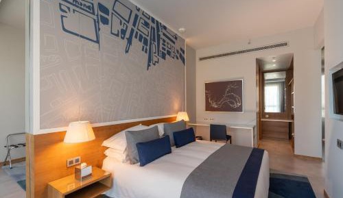 Deluxe One-Bedroom Apartment with Balcony 