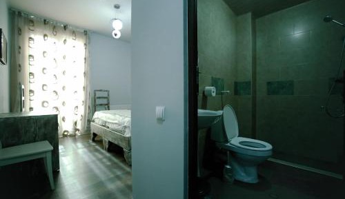 Deluxe Double Room (1 adult + 2 children)