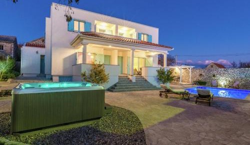 Six-Bedroom Villa 