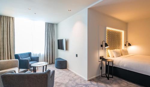 Premier Queen Room