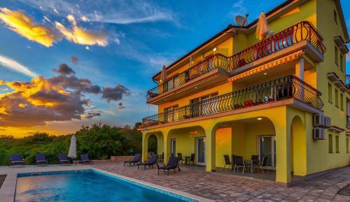 Apartment with Pool View 