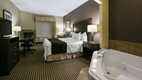King Suite with Walk-in Shower - Disability Access