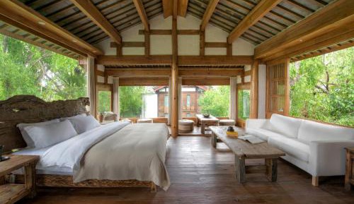 Deluxe King Room with Mountain View