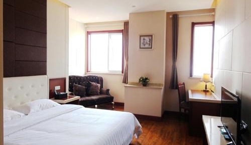 Deluxe Queen Room