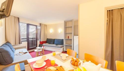 One-Bedroom Apartment with Sleeping Alcove - Open Mountain View (6 People)