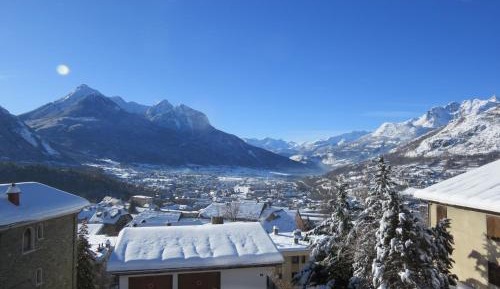 Apartment with Mountain View