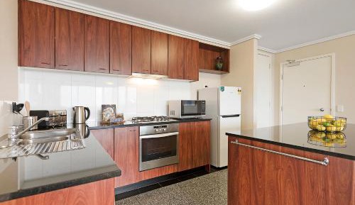 2 Bedroom 1 Bathroom Apartment on level 25 with Parking and Bay Views