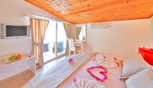 Honeymoon Room with Side Sea View