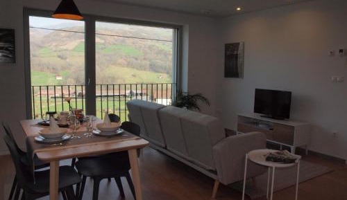Apartment with Mountain View