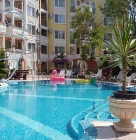 Apartment with Pool View 