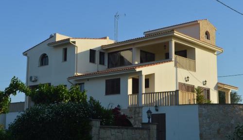 Apartment with Mountain View