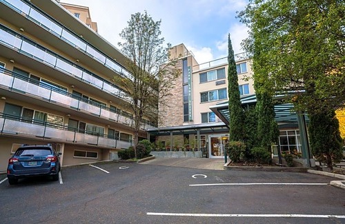 Goose Hollow Hotel | Park Lane Suites & Inn