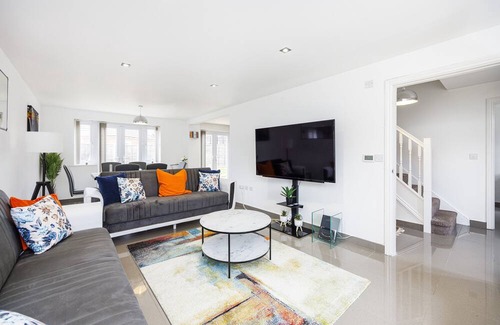 Acresford House | Stunning Coventry House for the Larger Group with Parking and Hot Tub