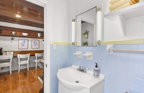 Downtown Apartment | Downtown Flat with Free Parking