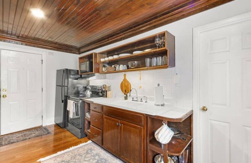 Downtown Apartment | Downtown Flat with Free Parking