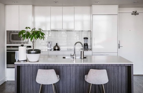 Downtown Vancouver Condo | Penthouse condo located 5 minutes from the seawall