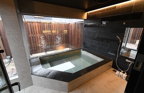 Wakamiko House | A house with a hearth surrounded by Mt Fuji and Y / Hokuto Yamanashi