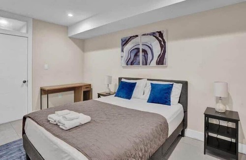 South Philadelphia House | NEW | Private Rooftop Jacuzzi | Skyline Views