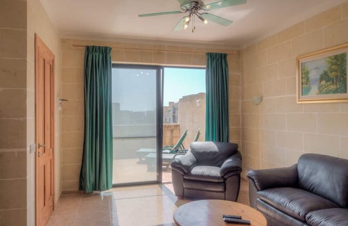 Victoria Apartment | Modern 3rd floor penthouse + air conditioning in a perfect location in Victoria