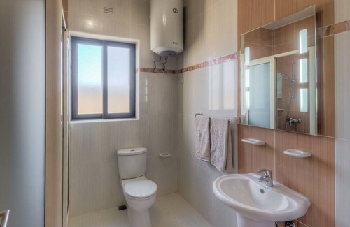 Victoria Apartment | Modern 3rd floor penthouse + air conditioning in a perfect location in Victoria