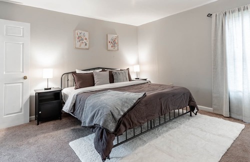 Indianapolis House | King Bed! 5 min to Fountain Square/Colts Stadium
